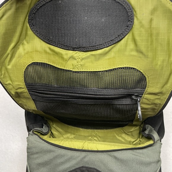 Crumpler Wee Bee (Medium) Messenger Tablet Bag Black Canvas Green Interior - Picture 7 of 12